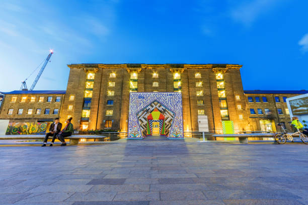 vista nocturna de la universidad central saint martins - central saint martins fotografías e imágenes de stock