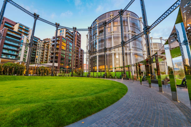 ガスコンプレッサー公園建築夕景 - gasholders ストックフォトと画像