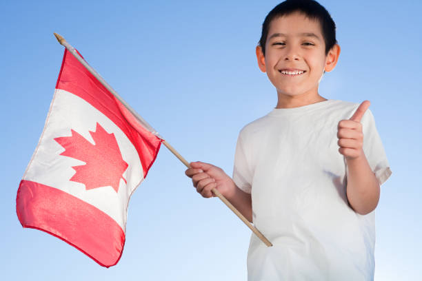 menino sorridente comemorando o dia do canadá - child flag patriotism thumbs up - fotografias e filmes do acervo