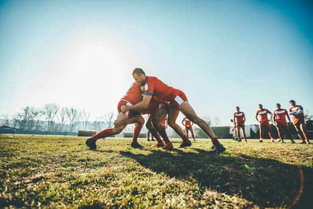 rugbyspelers in actie - rugby scrum stockfoto's en -beelden