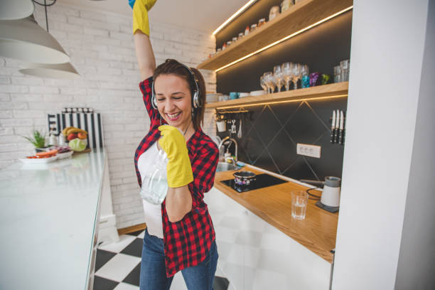 feliz mujer de la limpieza  - cleaning domestic kitchen counter top housework fotografías e imágenes de stock