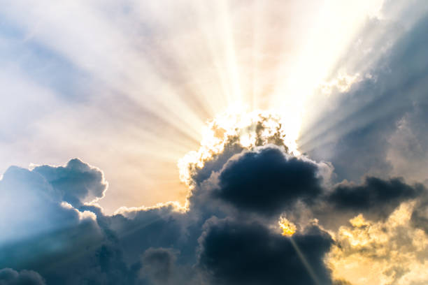 schönen abend skyscape. strahlen der sonne glänzen durch loch im schwarzen wolken nach dem regen. himmel, goldenen himmel. natürlichen hintergrund. inspirierende konzept. - appears stock-fotos und bilder