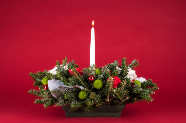 arrangement de table de noël ou de la pièce maîtresse de fleurs, branches de feuillage persistantes blanc allume bougie - milieu de table photos et images de collection