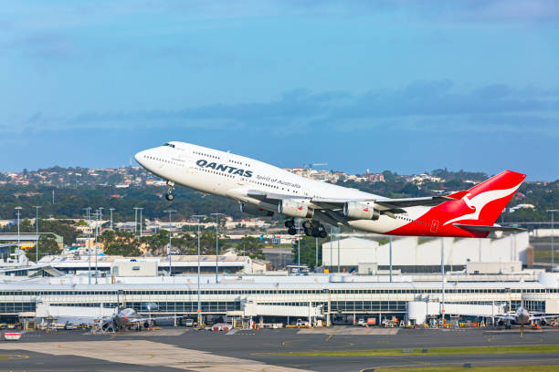 qantas longreach 747 flugzeug abheben vom flughafen sydney - boeing 747 fotos stock-fotos und bilder