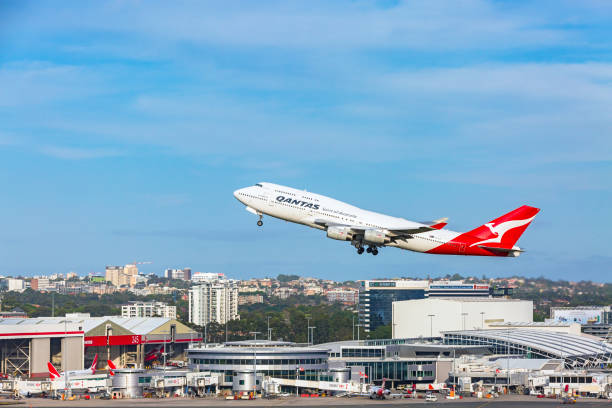 samolot qantas longreach 747 odlatujący z lotniska w sydney - boeing 747 airplane taking off commercial airplane zdjęcia i obrazy z banku zdjęć