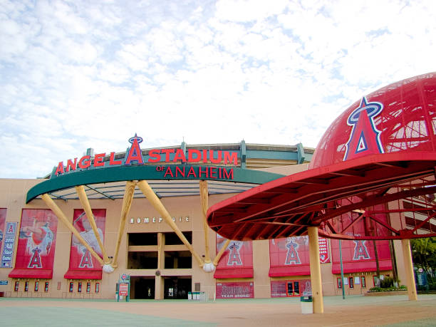 der haupteingang des angel stadium - major league baseball stock-fotos und bilder