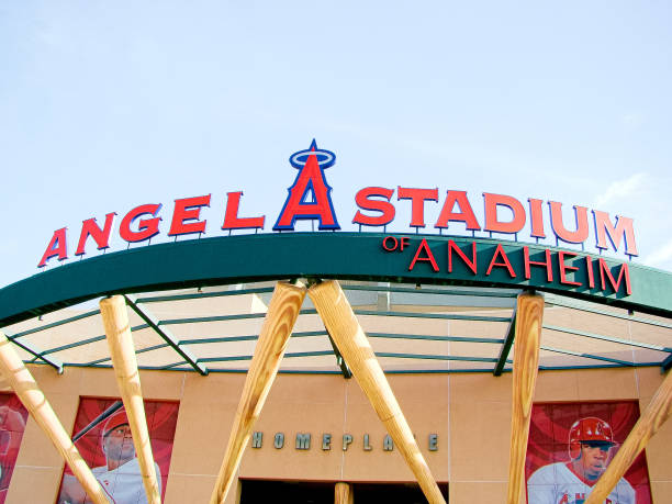 der haupteingang des angel stadium - major league baseball stock-fotos und bilder