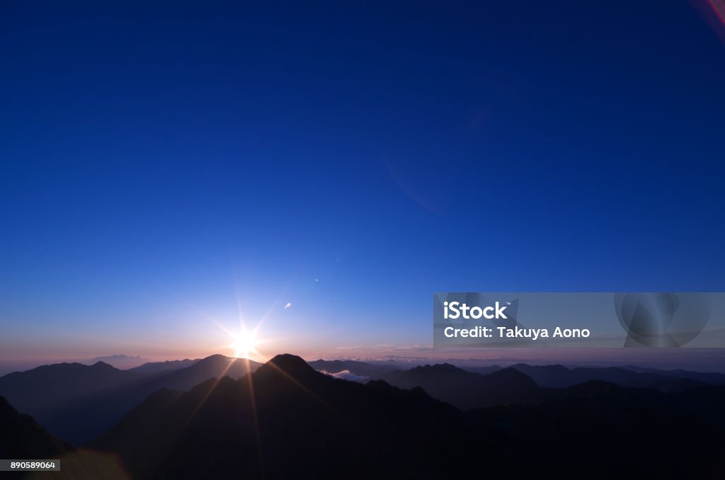 Amanecer visto desde la parte superior de Kamegamori, Shikoku, Japón. - Foto de stock de Salida del sol libre de derechos