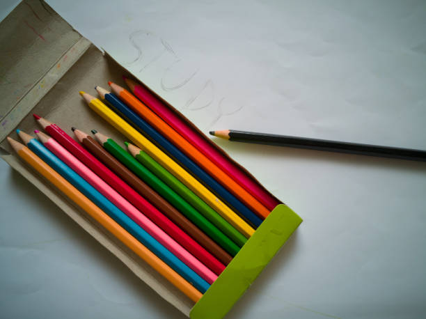istock Set of old used and broken colour crayons on old paper 890604674