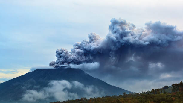 アグン火山の噴火。バリ島 - インドネシア、2017 年 11 月 28 日。 - volcano exploding smoke erupting ストックフ�ォトと画像