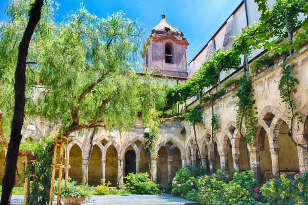 Cloister of San Francesco d'Assisi Church in Sorrento, Italy The scenic cloister of San Francesco d'Assisi Church in Sorrento, Italy ancient arch architecture brick stock pictures, royalty-free photos & images