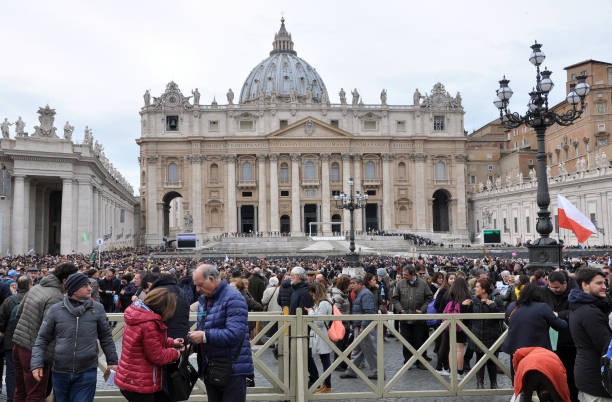 crowd of people waiting for pope francis i in vatican - bergoglio imagens e fotografias de stock