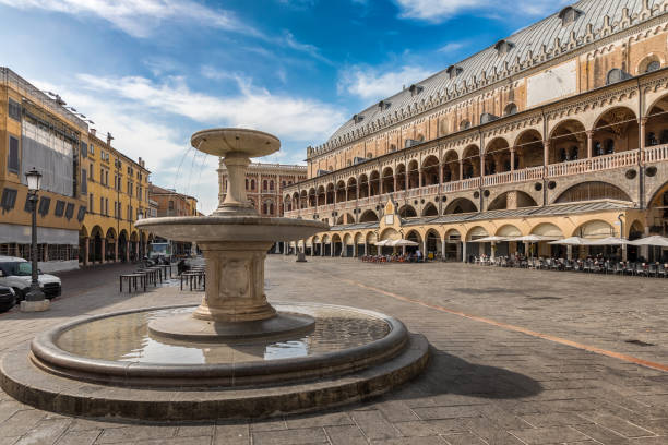 istock Fountain on the Piazza delle Erbe in Padova, Italy 890668988