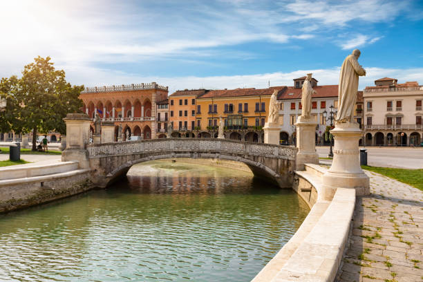 het prato della valle plein in padova, italië - padua stockfoto's en -beelden