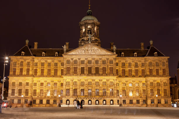 istock Royal Palace in Amsterdam at Night 890686624