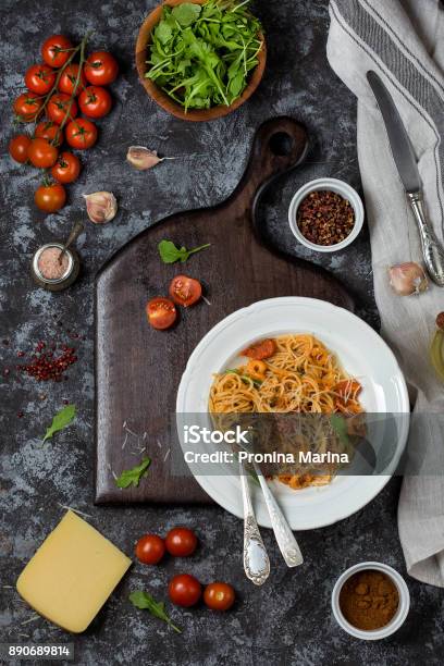 Spaghetti Con Gamberi E Salsa Di Pomodoro - Fotografie stock e altre immagini di Aglio - Alliacee - Aglio - Alliacee, Alimentazione sana, Basso - Posizione descrittiva