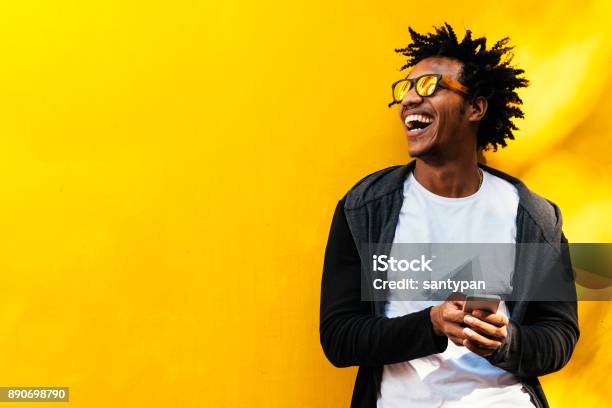 Porträt Von Hübscher Afro Mann Mit Seinem Handy Stockfoto und mehr Bilder von Männer - Männer, Glücklichsein, Menschen