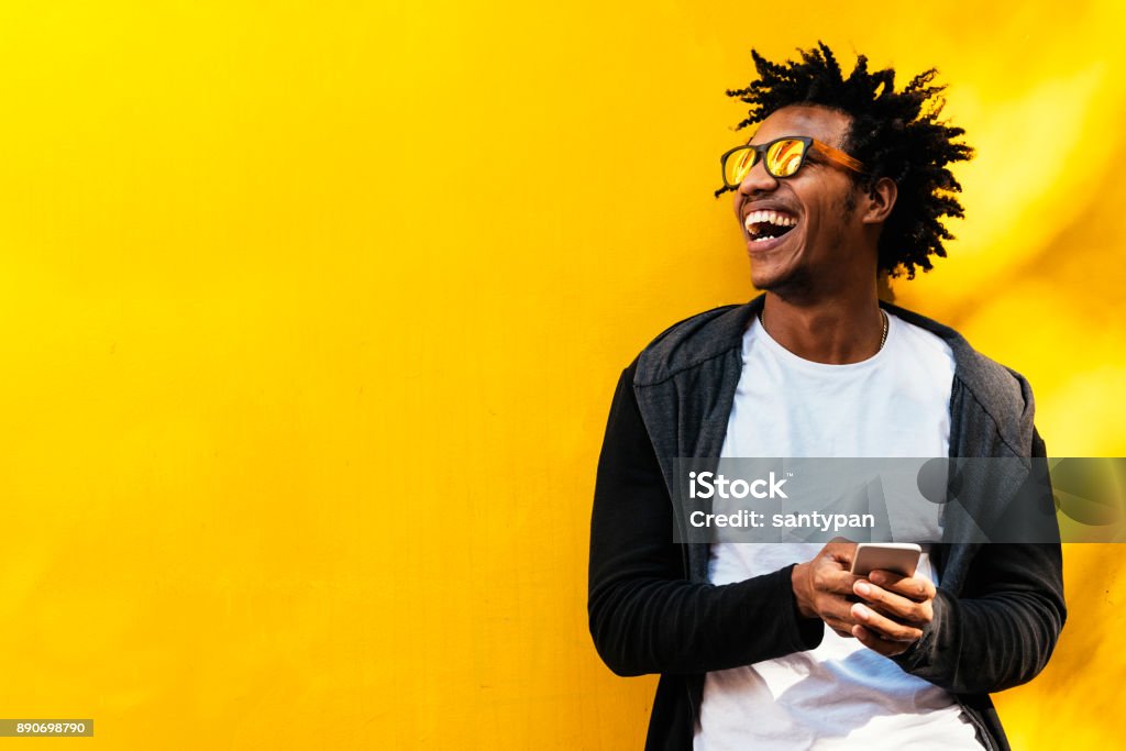 Retrato del guapo hombre afro con su teléfono móvil. - Foto de stock de Hombres libre de derechos