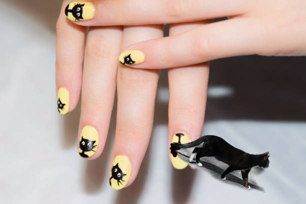 istock Steps Brazilian manicure in combination with the classics. The wizard does work with the girl's hands client, 890703424