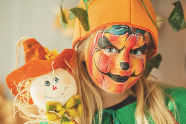 тыквенная краска для лица - child autumn scarecrow decoration стоковые фото и изображения