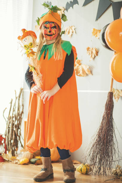 страшная тыквенная девушка - child autumn scarecrow decoration стоковые фото и изображения