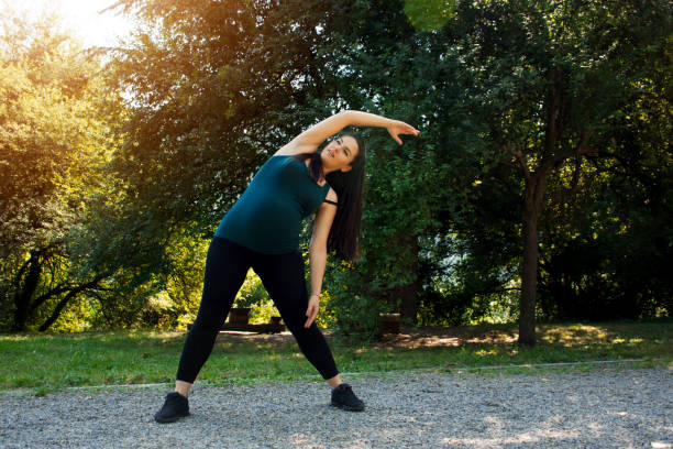 istock Pregnant woman exercising 890721992
