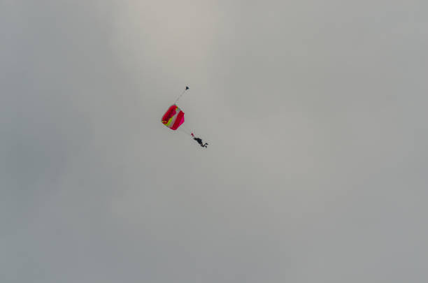 istock parachute jumpers on gray sky 890774740