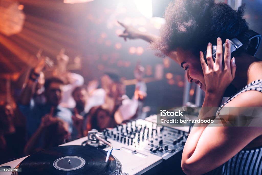 Siente la música  - Foto de stock de DJ libre de derechos