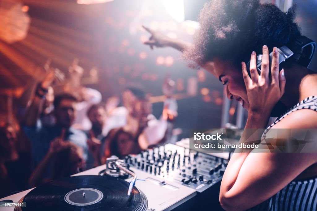 Sentire la musica - Foto stock royalty-free di DJ