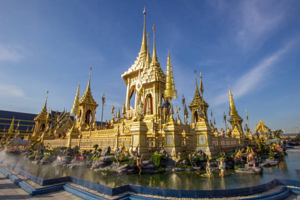 royal cremation exhibition,sanam luang ceremonial ground,bangkok,tajlandia on november25,2017: royal crematorium for the royal cremation of his majesty king bhumibol adulyadej - sanam luang park zdjęcia i obrazy z banku zdjęć