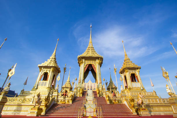 cremación real exposición, tierra ceremonial de sanam luang, bangkok, tailandia, en november25, 2017: crematorio real para la cremación real de su majestad el rey bhumibol adulyadej - sanam luang park fotografías e imágenes de stock