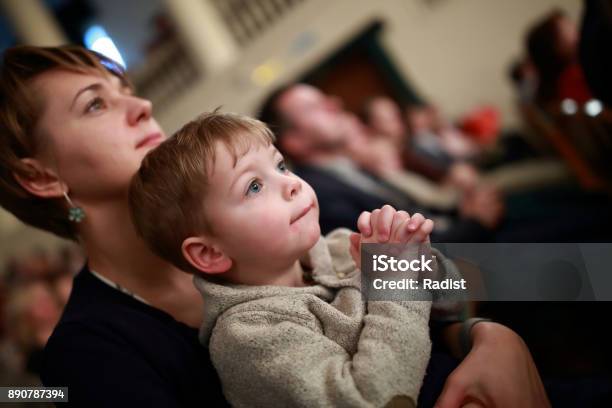 Madre E Hijo En El Teatro Foto de stock y más banco de imágenes de Niño - Niño, Actuación - Representación, Teatro