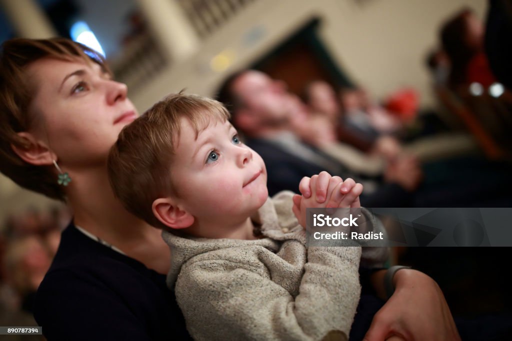 Mère et fils dans le théâtre - Photo de Enfant libre de droits