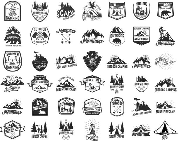 ilustrações, clipart, desenhos animados e ícones de grande conjunto de emblemas de acampamentos, caminhadas, turismo. elemento de design para o emblema, sinal, etiqueta, cartaz. - território selvagem