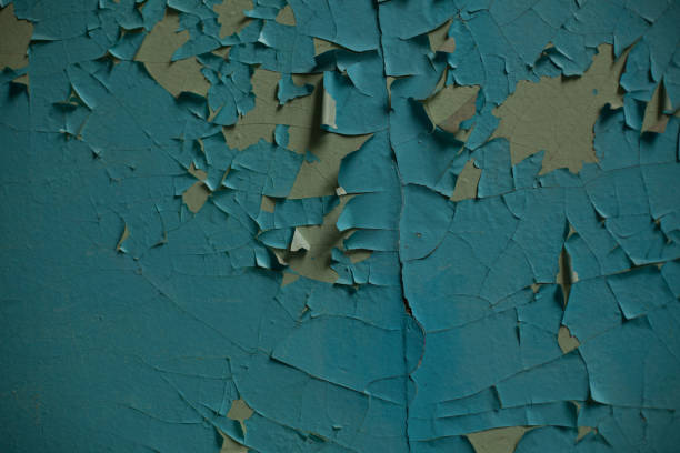 istock Cracked wall with old layers of paint in abandoned house 890793400