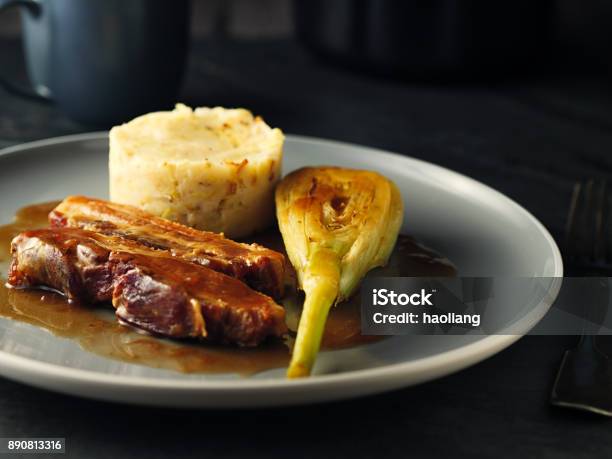 Panceta De Cerdo Con Patatas Hechas E Hinojo Estofado Foto de stock y más banco de imágenes de Alimento