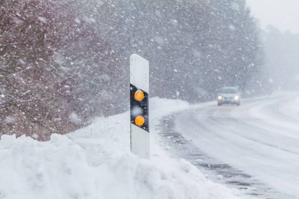 odbłyśnik post na śnieżny biały śnieg blizzard samochód zimowa droga - car winter road reflector snow zdjęcia i obrazy z banku zdjęć
