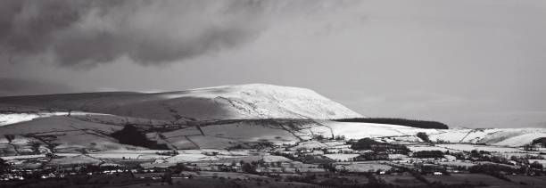 pendle hill in winter - pendle imagens e fotografias de stock