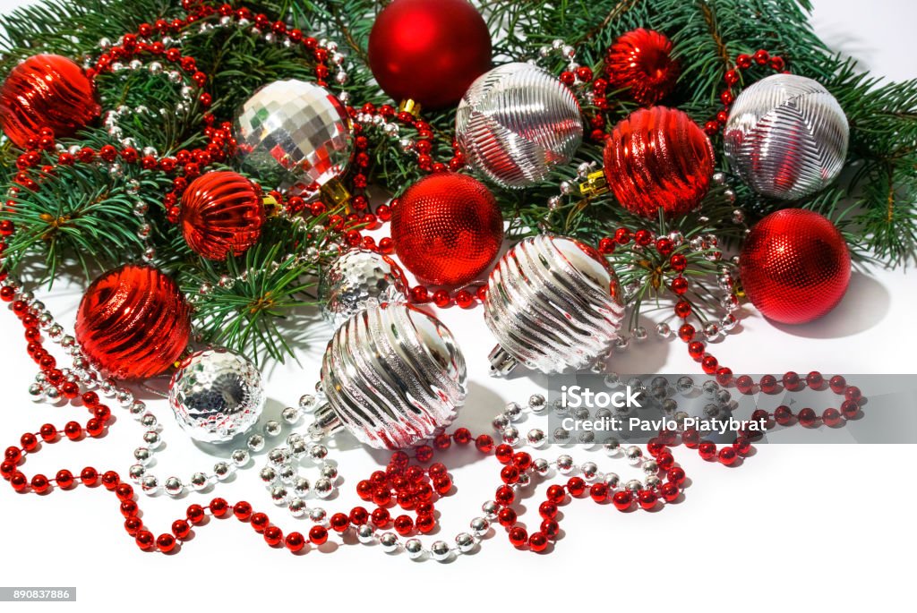Foto de Árvore De Natal De Vermelho E Prata Brinquedos E Galho De Árvore Do  Abeto Branco e mais fotos de stock de Bola - iStock