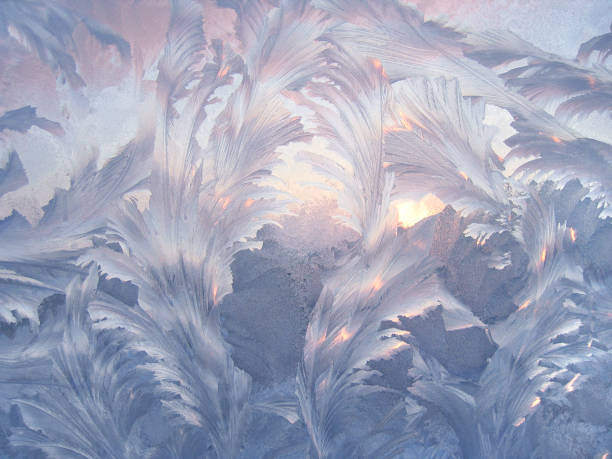 schöne muster und sonnenlicht auf winter fensterglas - crystals of frost stock-fotos und bilder