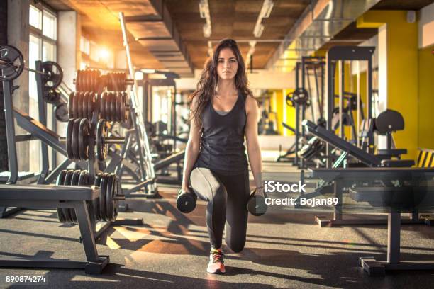 In Voller Länge Portrait Von Junge Schlanke Frau Ausfallschritte Mit Kurzhanteln In Der Turnhalle Zu Tun Stockfoto und mehr Bilder von Trainingsraum - Freizeiteinrichtung