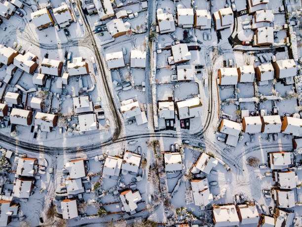 vista aérea de nevou em subúrbios de casas tradicionais em inglaterra. - snowing road winter snow - fotografias e filmes do acervo