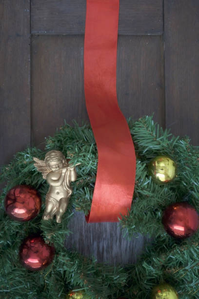 christmas wreath on the door of a wooden house - doormat door christmas holiday imagens e fotografias de stock