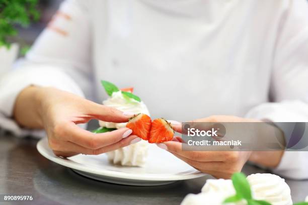 Beschäftigt Koch Bei Der Arbeit In Der Restaurantküche Stockfoto und mehr Bilder von Berufliche Beschäftigung