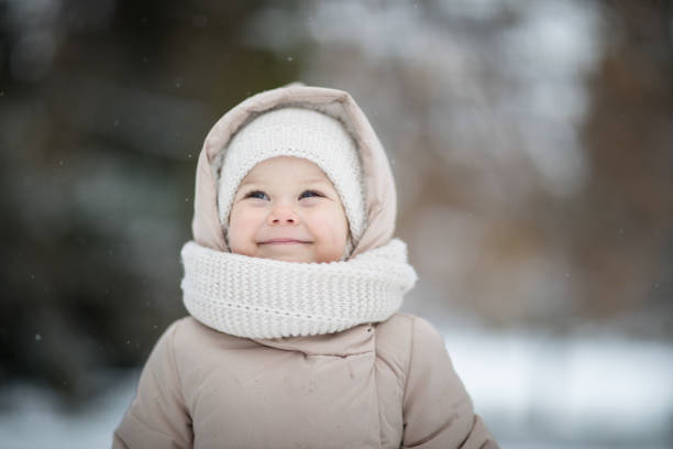 bella bambina sorridente in inverno all'aperto - triteleia ixioides foto e immagini stock