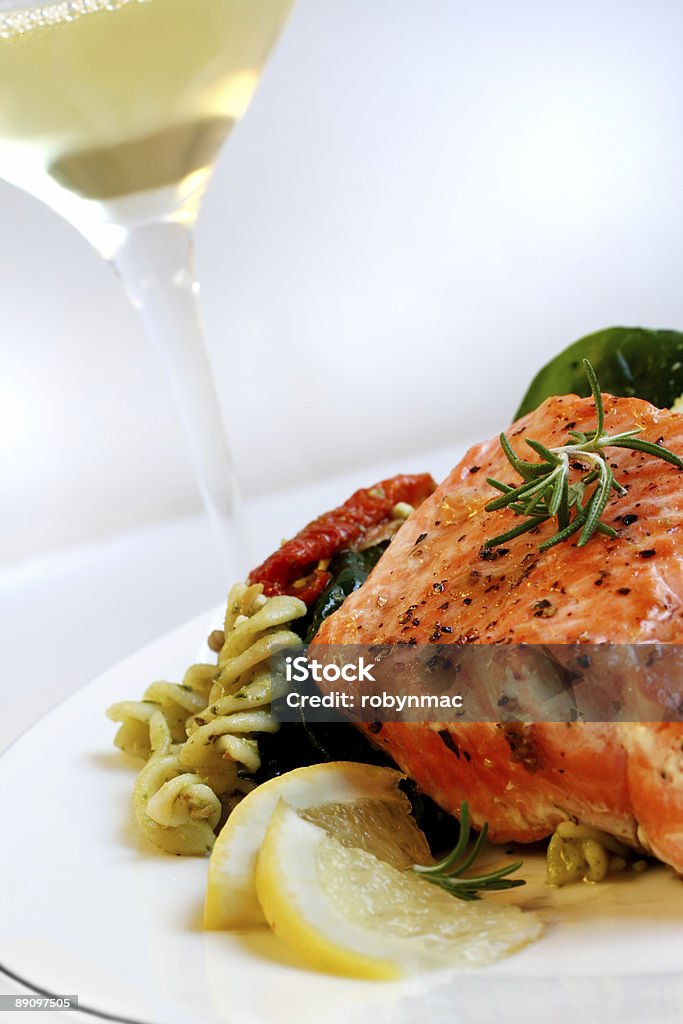 Massa de salmão, Salada e Vinho Branco - Royalty-free Alecrim Foto de stock