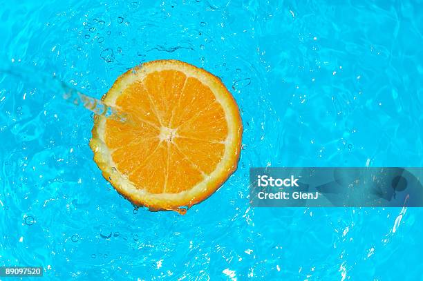Naranja Salpicaduras Foto de stock y más banco de imágenes de Agua - Agua, Azul, Bebida