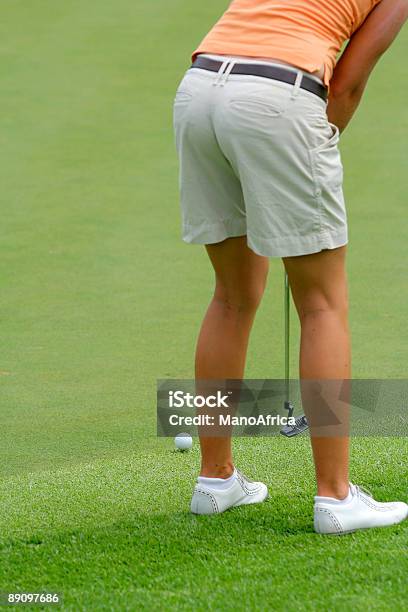 Foto de Moça Colocando e mais fotos de stock de Adolescente - Adolescente, Adulto, Bola de Golfe