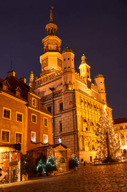 istock Renaissance town hall and christmas decorations 890981264