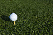 abschlagen-ein-golfball-auf-dem-golfplatz.jpg?b=1&s=170x170&k=20&c=B_UX2wLZGjAt9VxYR0doJLbjtm64HUy1pPzRryIkIRs=